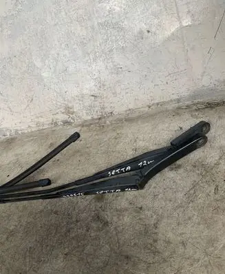 Volkswagen Jetta VI Front wiper blade arm