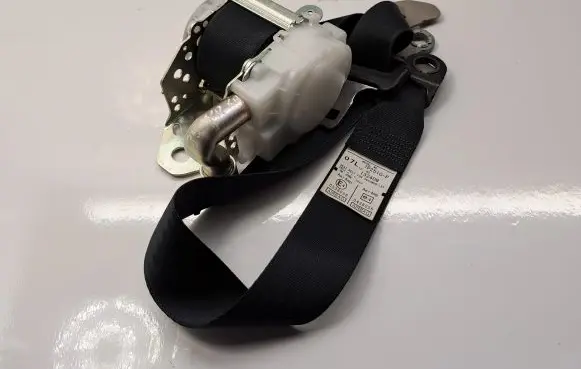 Toyota Avensis T270 Front seatbelt 7322005070C1