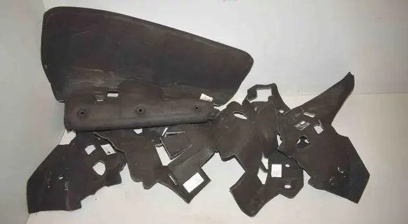 Engine bonnet/hood sound/heat insulation