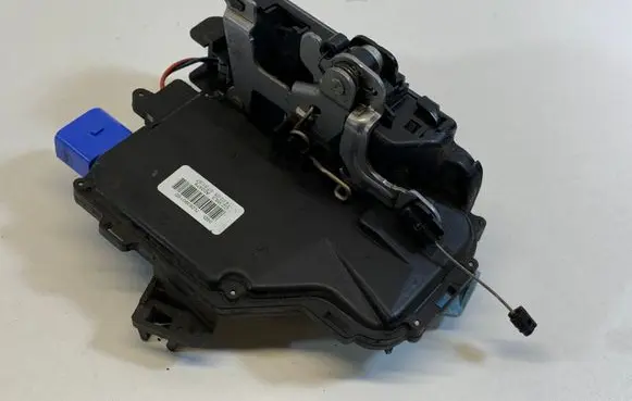 Volkswagen Golf V Rear door lock 7L0839016D