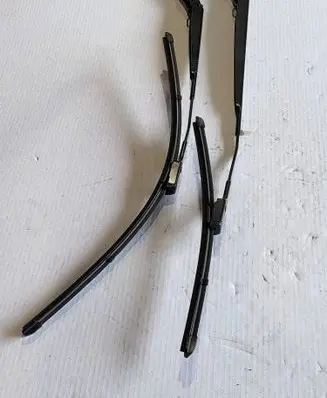 Peugeot 208 II Front wiper blade arm 9822931680 9822931880