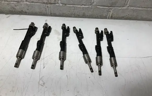 BMW 3 E90 E91 Fuel injector 7597870