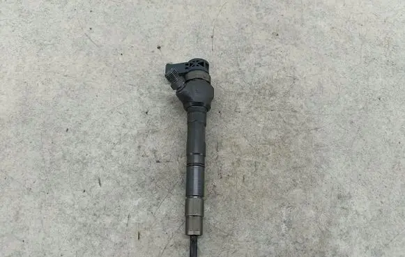 Volkswagen PASSAT B7 Fuel injector 