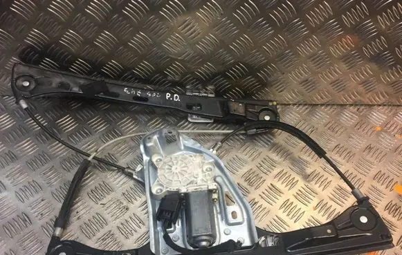 Mercedes-Benz C W203 Front door window regulator with motor A2037202446 2037202446