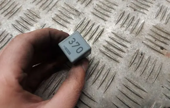 Volkswagen PASSAT B5.5 Other relay 8D0951253