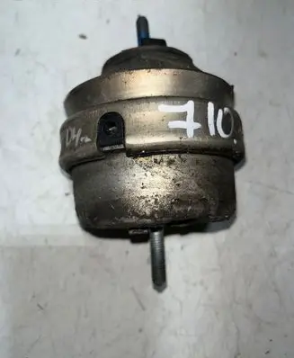 Engine mount vacuum valve