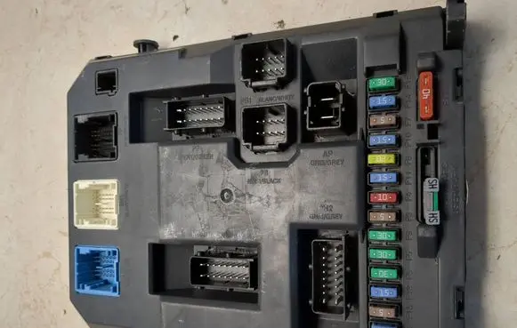 Citroen DS3 Fuse module 22661F01 PRT0678001 9666952280