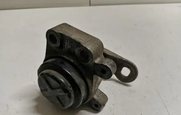 Ford Mondeo Mk III Engine mount bracket 2S716F012A