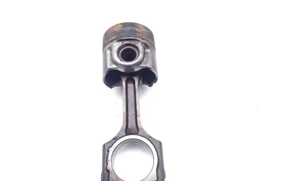 Ford Focus Piston with connecting rod YMF6