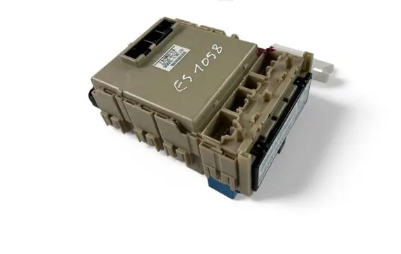 Toyota Avensis T270 Fuse module 8273005C70