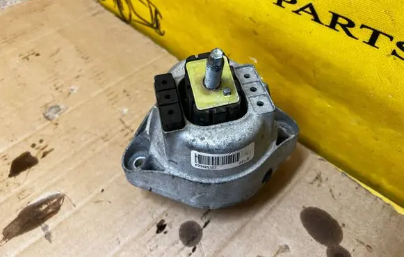 Cadillac Escalade Engine mount bracket P23425127 23425127