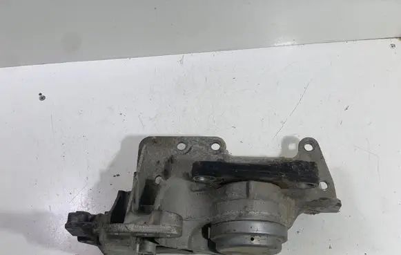 Engine mount bracket