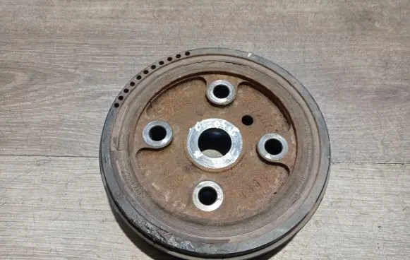 Volvo XC90 Crankshaft pulley 30731865