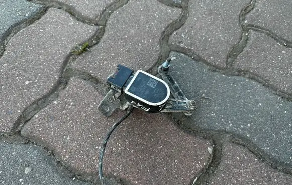Headlight/headlamp level sensor
