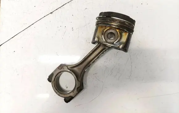 Toyota Avensis T270 Piston with connecting rod