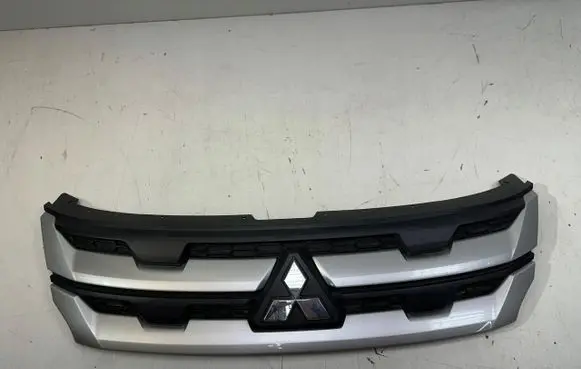 Mitsubishi Outlander Front bumper upper radiator grill 74185241