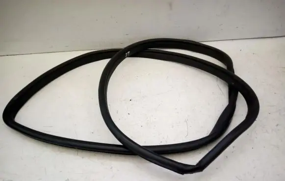 Toyota Auris 150 Rubber seal front coupe door 