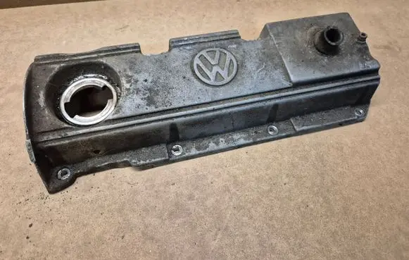 Volkswagen PASSAT B3 Rocker cam cover 037103475D