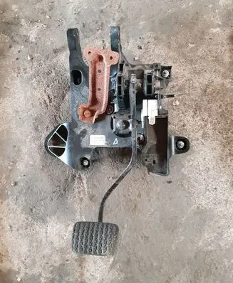 Buick Encore I Brake pedal