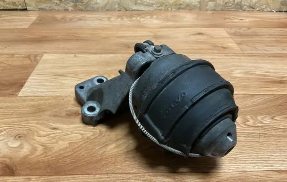 Volvo V70 Engine mount bracket 30680751