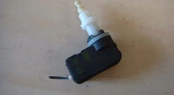 Headlight level adjustment motor