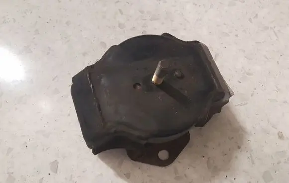Mitsubishi Pajero Engine mount bracket
