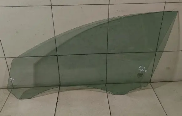 Volvo V50 Front door window glass four-door 43R001105