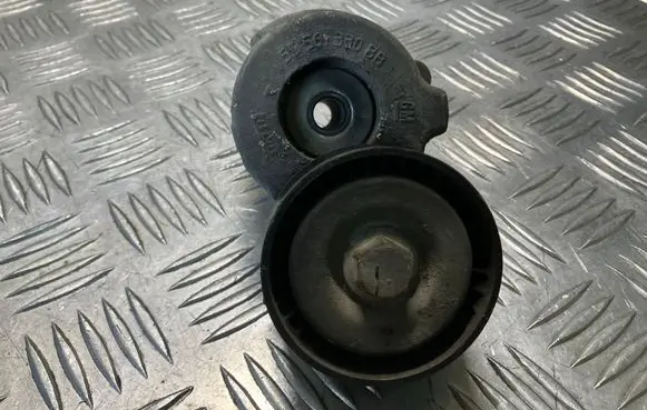 Opel Astra H Generator/alternator belt tensioner 55561330