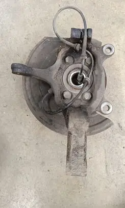 Nissan Qashqai+2 Front wheel hub spindle knuckle