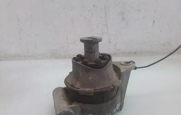 Opel Zafira B Engine mount bracket