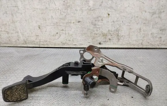 Toyota Yaris Clutch pedal 
