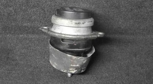 Volkswagen Touareg I Engine mount bracket 7L6199131C