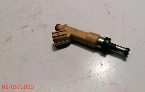 Toyota Avensis T270 Fuel injector 232500T030