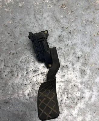 Accelerator throttle pedal