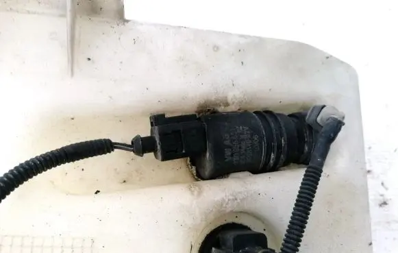 Volkswagen Jetta V Windscreen/windshield washer pump 1T0955651