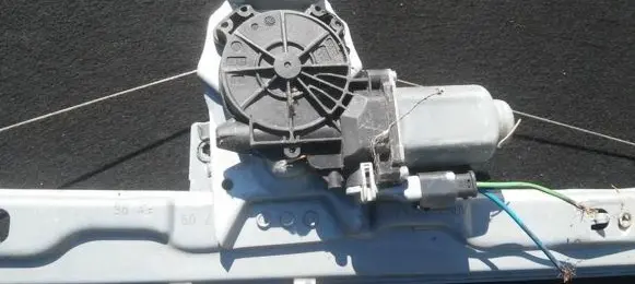 Peugeot 207 Front door window regulator motor