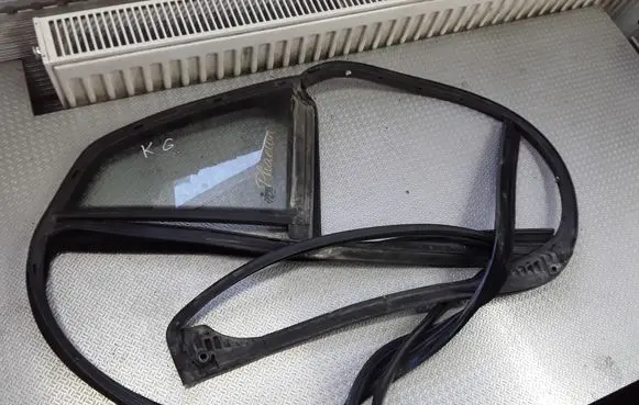 Rear vent window glass