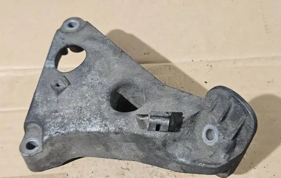 BMW 5 E60 E61 Engine mounting bracket 6777053 13807410 ENAC46000