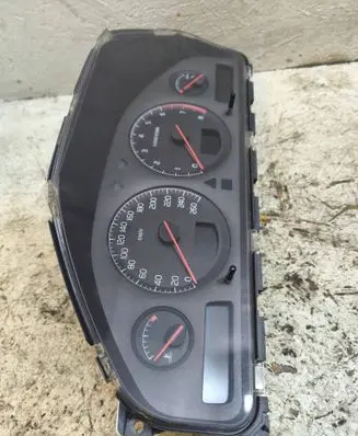 Volvo V70 Speedometer (instrument cluster) 8602471 69294620T 8637993