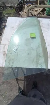 Volkswagen Golf IV Front door window glass four-door 1212123