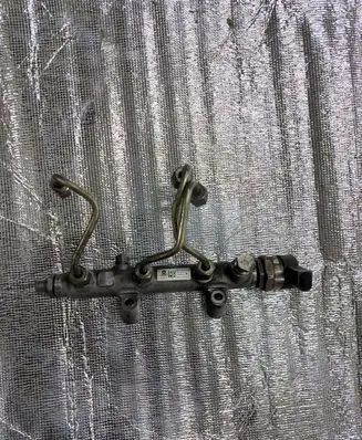 Audi A8 S8 D4 4H Fuel distributor 059130090BS