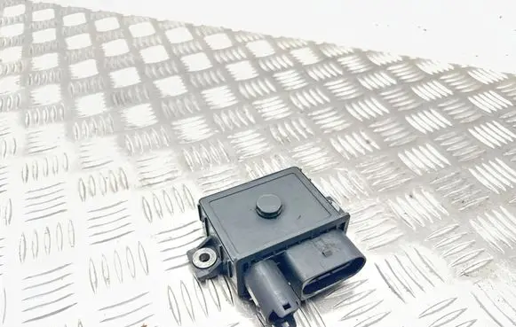 BMW 5 F10 F11 Glow plug pre-heat relay E2110022368