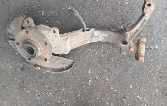 Volkswagen PASSAT B5.5 Front wheel hub spindle knuckle 8D0407253