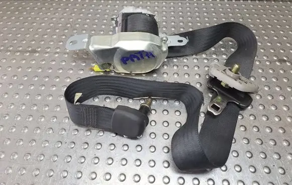 Nissan Pathfinder R51 Front seatbelt S27730425 7P1350P