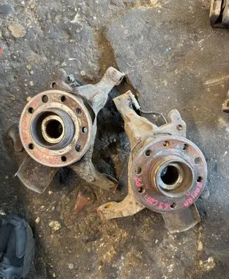 Opel Zafira B Front wheel hub spindle knuckle 38595932