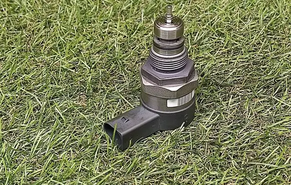 Audi A5 Sportback 8TA Fuel pressure regulator 0281006002 12714453