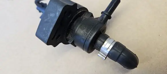Mercedes-Benz GL X164 Valve vacuum A2124702793 2124702793