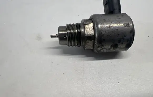 Mercedes-Benz E W212 Fuel pressure regulator 93072522A00
