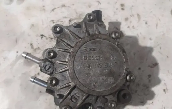 Volkswagen Golf V Vacuum pump 03G145209 200204