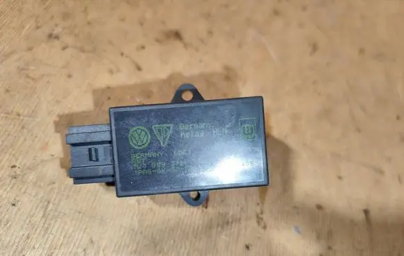 Volkswagen Touran I Seat heating relay 7L0959772